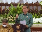 Jokowi: Kunci Pertumbuhan Ekonomi 2023 adalah Investasi, Hilirisasi Lanjut Presiden Jokowi beri arahan Rapat Kabinet Paripurna 2022 di istana