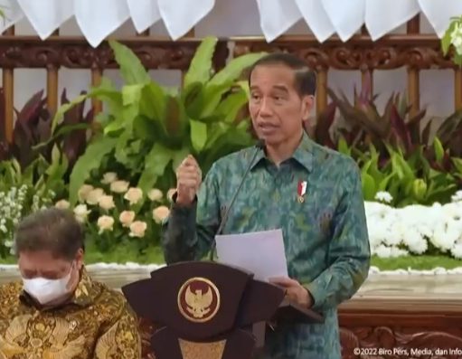 Jokowi: Kunci Pertumbuhan Ekonomi 2023 adalah Investasi, Hilirisasi Lanjut Presiden Jokowi beri arahan Rapat Kabinet Paripurna 2022 di istana