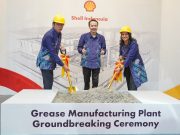 Shell Bangun Pabrik Manufaktur Gemuk atau Grease di Indonesia Andri Pratiwa, Managing Director Lubricants Shell Indonesia, Jason Wong, Global Executive Vice President Shell Lubricants, dan Mansi Tripathy, Vice President Lubricants Asia Pacific Shell dalam acara Konferensi Pers Groundbreaking Ceremony Pembangunan Pabrik Manufaktur Gemuk Shell di Indonesia yang berlangsung pada tanggal 4 Maret 2024 di Jakarta. (Dok. Shell Indonesia)