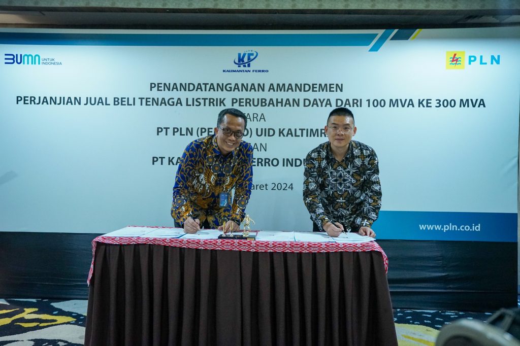 General Manager PLN Unit Induk Distribusi Kalimantan Timur dan Kalimantan Utara, Agung Murdifi dan Direktur PT Kalimantan Ferro Industry, Li Jian saat melakukan penandatanganan Amandemen Perjanjian Jual Beli Tenaga Listrik dari 100 Mega Volt Ampere (MVA) menjadi 300 MVA. (Dok. PLN)