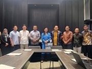 FGD APNI dan Bank Indonesia Bahas Perkembangan Sektor Pertambangan Nikel Asisten Manajer KPwBI Sultra, Makmur Tradesman H Panjaitan. Asisten Direktur DKEM BI, Nurul Pratiwi AP. Kemen ESDM, Muhtadi. Kemen ESDM, Wezy Ferlianta. Kepala Bappeda Provinsi Sultra, J. Robert. Sekum APNI, Meidy Katrin Lengkey. Kepala KPwBI Sultra, Dony Septadijaya. Manajer KPwBI Sultra, Rangga Widyatama. Ketua ISEI Sultra, Syamsir Nur. Asisten Manajer KPwBI Sultra, Ikhlasul Amal Rianto. (Foto: Lili Handayani/nikel.co.id)