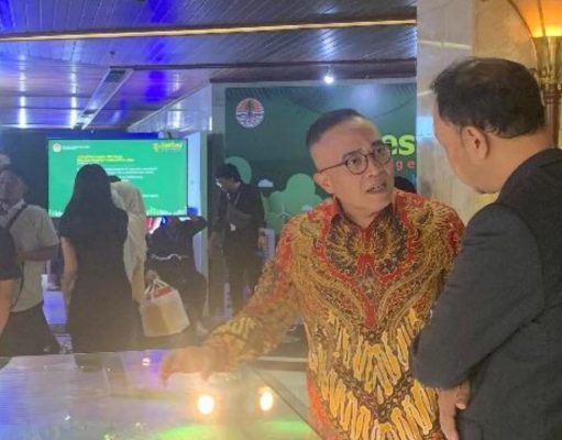 Dukung Keberlanjutan Lingkungan, Ceria Berpartisipasi pada Festival PPKL KLHK 2024 Deputi Presiden Direktur PT Ceria Nugraha Indotama, Djen Rizal, menjelaskan perkembangan proyek Smelter 'Merah Putih' & Good Mining Practices Ceria kepada Sekretaris Ditjen Pengendalian & Pencemaran Lingkungan KLHK RI, Tulus Laksono. (dok.PT Ceria)