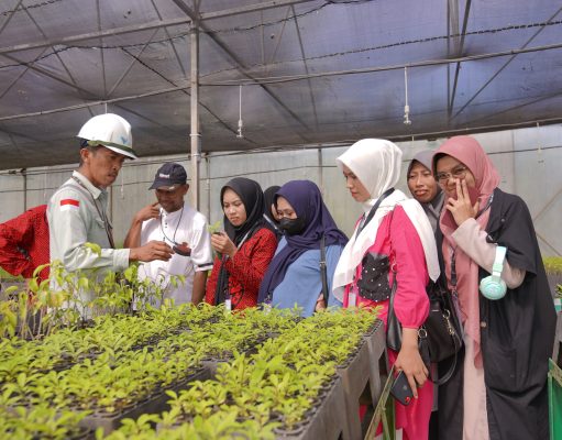 Vale Berikan Pengetahuan GMP Guru Se-Loeha Raya Ketika Berkunjung ke Taman Kehati