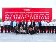 Dalami Industri Energi Baru, Menteri ESDM Tinjau Pabrik Huayou di Tiongkok Menteri ESDM, Arifin Tasrif, Direktur Pembinaan Pengusahaan Minerba, Julian Ambassadur Shiddiq (kelima kiri), Staf Ahli Menteri ESDM, Lana Saria (keenam kiri), Konsul Jenderal Indonesia di Shanghai, Djauhari Oratmangun, (ketujuh kiri), Konsul Jenderal Indonesia di Shanghai, Berlianto Situngkir (kedelapan kanan), Direktur Pembinaan Program Minerba, Tri Winarno (ketujuh kanan), Koordinator Pengawasan Usaha Operasi Produksi dan Pemasaran, Yudianto (keenam kanan), dengan Chairman Zhejiang Huayou Cobalt Co., Chen Xuehua (kedua tengah), jajaran pimpinan tinggi Huayou Cobalt, dan mahasiswa program beasiswa S2 Zhejiang Huayou Cobalt. (Foto: dok Huayou)