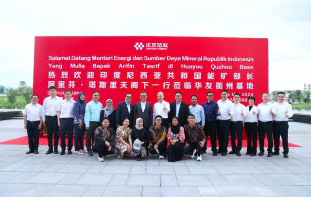 Menteri ESDM, Arifin Tasrif, Direktur Pembinaan Pengusahaan Minerba, Julian Ambassadur Shiddiq (kelima kiri), Staf Ahli Menteri ESDM, Lana Saria (keenam kiri), Konsul Jenderal Indonesia di Shanghai, Djauhari Oratmangun, (ketujuh kiri), Konsul Jenderal Indonesia di Shanghai, Berlianto Situngkir (kedelapan kanan), Direktur Pembinaan Program Minerba, Tri Winarno (ketujuh kanan), Koordinator Pengawasan Usaha Operasi Produksi dan Pemasaran, Yudianto (keenam kanan), dengan Chairman Zhejiang Huayou Cobalt Co., Chen Xuehua (kedua tengah), jajaran pimpinan tinggi Huayou Cobalt, dan mahasiswa program beasiswa S2 Zhejiang Huayou Cobalt. (Foto: dok Huayou) Menteri ESDM, Arifin Tasrif, Direktur Pembinaan Pengusahaan Minerba, Julian Ambassadur Shiddiq (kelima kiri), Staf Ahli Menteri ESDM, Lana Saria (keenam kiri), Konsul Jenderal Indonesia di Shanghai, Djauhari Oratmangun, (ketujuh kiri), Konsul Jenderal Indonesia di Shanghai, Berlianto Situngkir (kedelapan kanan), Direktur Pembinaan Program Minerba, Tri Winarno (ketujuh kanan), Koordinator Pengawasan Usaha Operasi Produksi dan Pemasaran, Yudianto (keenam kanan), dengan Chairman Zhejiang Huayou Cobalt Co., Chen Xuehua (kedua tengah), jajaran pimpinan tinggi Huayou Cobalt, dan mahasiswa program beasiswa S2 Zhejiang Huayou Cobalt. (Foto: dok Huayou)