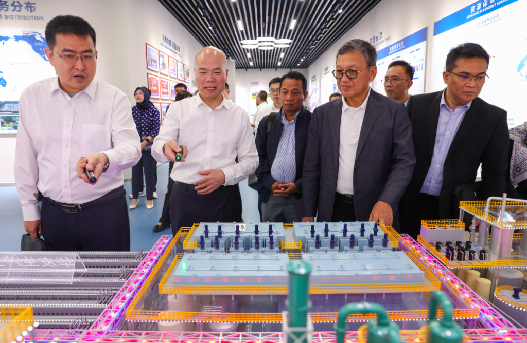 Menteri ESDM, Arifin Tasrif dalam mendengarkan pemaparan pabrik oleh Chairman Zhejiang Huayou Cobalt Co., Chen Xuehua (kedua kiri), Konsul Jenderal Indonesia di Shanghai, Berlianto Situngkir (kanan), dan Direktur Public Affairs Huayou Indonesia, Stevanus (kiri). (Foto: Dok. Huayou)