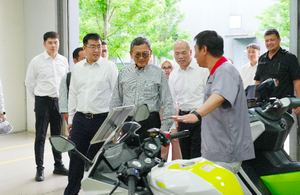 Menteri ESDM, Arifin Tasrif meninjau kantor pusat Siekon Transmission Technology bersama Chairman Huayou Cobalt, Chen Xuehua (kedua kanan), Yang Changyun, General Manager Siekon Transmission Technology (kanan), dan Direktur Public Affairs Huayou Indonesia, Stevanus (kiri). (Foto : Dok. Huayou)