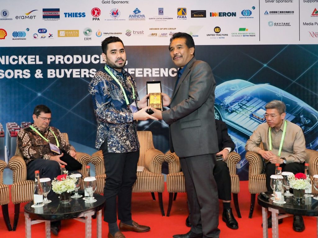 Group CEO PT Ceria Nugraha Indotama, Derian Sakmiwata saat menerima plakat. (Dok. PT Ceria Nugraha Indotama)