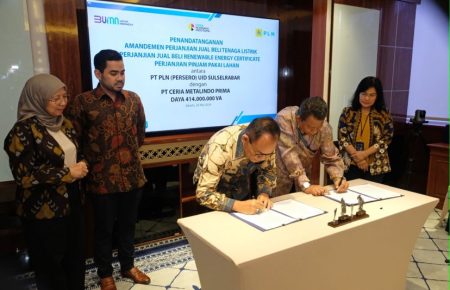 Penandatanganan amandemen perjanjian jual beli tenaga listrik perjanjian jual beli renewble energy certificate perjanjian pinjam pakai lahan antara PT PLN (Persero) UID Sulselrabar dengan PT Ceria Metalindo Prima. (Foto: dok PT Ceria Metalindo Prima)