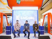LiuGong Mendorong Penggunaan Forklift Elektrik Hijau di Pasar Indonesia (Kiri ke kanan) Daniel Prayoga Direktur Operational, Andy Qin Head Department of Strategic Product, Agung Prakosa Sales Manager. (Dok. LiuGong)