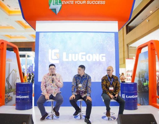 LiuGong Mendorong Penggunaan Forklift Elektrik Hijau di Pasar Indonesia (Kiri ke kanan) Daniel Prayoga Direktur Operational, Andy Qin Head Department of Strategic Product, Agung Prakosa Sales Manager. (Dok. LiuGong)