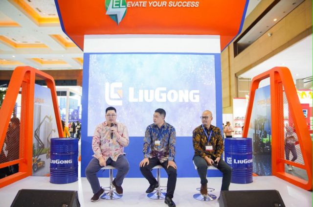 (Kiri ke kanan) Daniel Prayoga Direktur Operational, Andy Qin Head Department of Strategic Product, Agung Prakosa Sales Manager. (Dok. LiuGong) (Kiri ke kanan) Daniel Prayoga Direktur Operational, Andy Qin Head Department of Strategic Product, Agung Prakosa Sales Manager. (Dok. LiuGong)