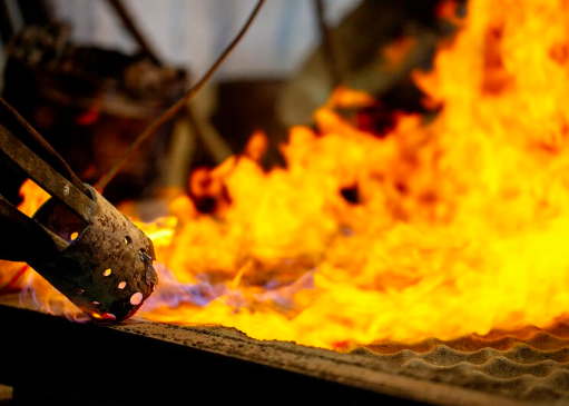 Kecelakaan Terjadi Lagi di PT ITSS, Komisi VII Desak Pemerintah Umumkan Hasil Audit Komprehensif Ilustrasi tungku smelter nikel. (Foto: Freepik.com)