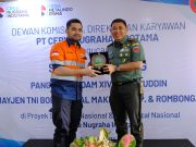 Pangdam XIV Hasanuddin Dukung PT Ceria Melalui Kunjungan Cipta Kondisi Kemananan Penyerahan Cinderamata oleh Group CEO Ceria, Derian Sakmiwata, kepada Pangdam Hasanuddin, Mayjen TNI Bobby Rinal Makmun S.IP. (Dok. PT Ceria Nugraha Indotama)