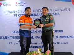 Pangdam XIV Hasanuddin Dukung PT Ceria Melalui Kunjungan Cipta Kondisi Kemananan Penyerahan Cinderamata oleh Group CEO Ceria, Derian Sakmiwata, kepada Pangdam Hasanuddin, Mayjen TNI Bobby Rinal Makmun S.IP. (Dok. PT Ceria Nugraha Indotama)