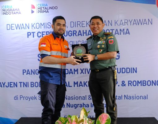 Pangdam XIV Hasanuddin Dukung PT Ceria Melalui Kunjungan Cipta Kondisi Kemananan Penyerahan Cinderamata oleh Group CEO Ceria, Derian Sakmiwata, kepada Pangdam Hasanuddin, Mayjen TNI Bobby Rinal Makmun S.IP. (Dok. PT Ceria Nugraha Indotama)