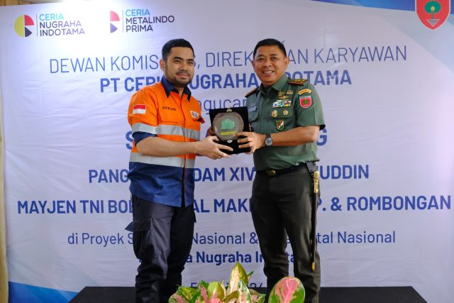 Penyerahan Cinderamata oleh Group CEO Ceria, Derian Sakmiwata, kepada Pangdam Hasanuddin, Mayjen TNI Bobby Rinal Makmun S.IP. (Dok. PT Ceria Nugraha Indotama) Penyerahan Cinderamata oleh Group CEO Ceria, Derian Sakmiwata, kepada Pangdam Hasanuddin, Mayjen TNI Bobby Rinal Makmun S.IP. (Dok. PT Ceria Nugraha Indotama)