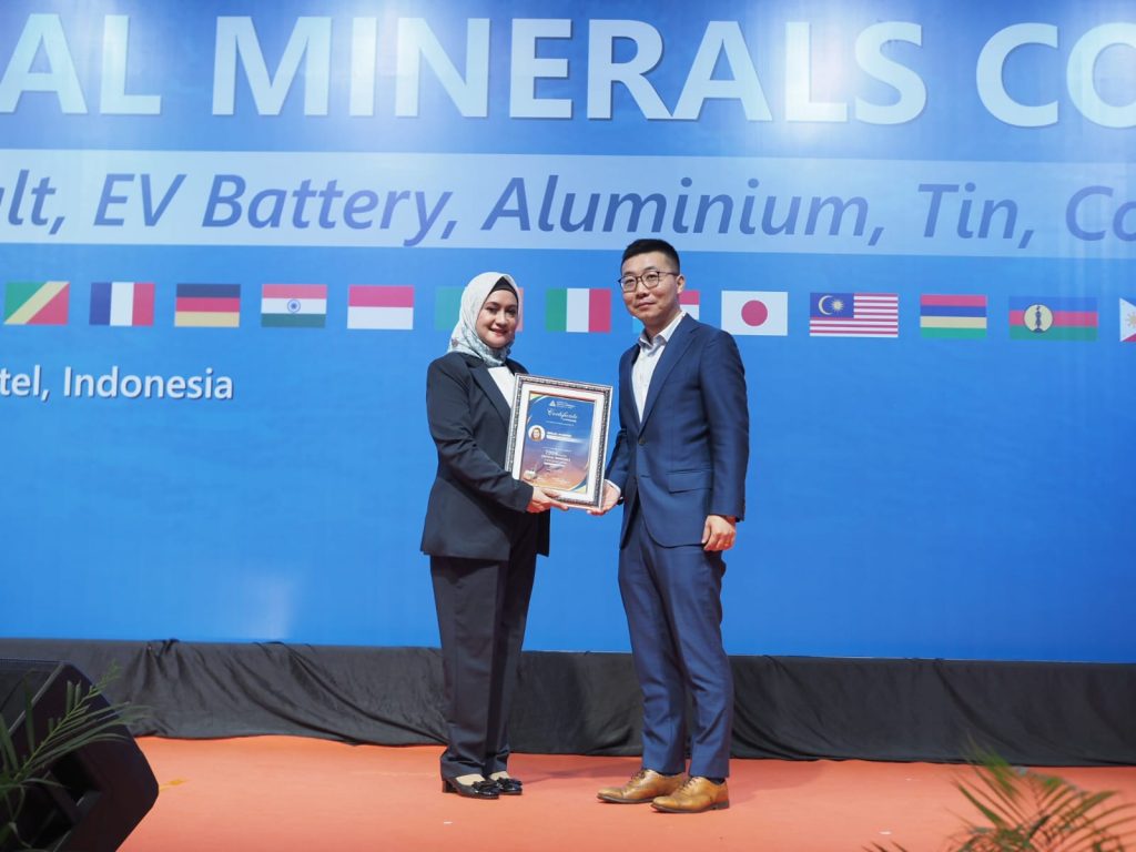 Corporate Secretary PT Ceria Nugraha Indotama, Imelda Kiagoes bersama Senior Vice President Shanghai Metals Market (SMM), Logan Lu dalam serah terima sertifikat. (dok. Ceria)