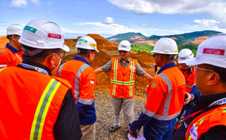 Menteri Arifin Tasrif, melakukan kunjungan kerja di Proyek Strategis Nasional (PSN) & Objek Vital Nasional (Obvitnas) Smelter Merah Putih PT Ceria Nugraha Indotama (Ceria). (Dok. Ceria)