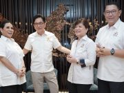 Kadin Indonesia Perkuat Posisi sebagai Induk Organisasi Usaha (kiri-kanan) WKU Koordinator Bidang Peningkatan Kualitas Manusia, Ristek Dan Inovasi, Carmelita Hartoto, bersama Ketua Umum Kadin Indonesia, Arsjad Rasjid, Wakil Ketua Umum Koordinator Bidang Kemaritiman, Investasi, dan Luar Negeri, Shinta W. Kamdani, dan WKU Koordinator Bidang Organisasi, Hukum Dan Komunikasi Yukki N. Hanafi dalam press conference "Update Program Kerja 3 Tahun & Semester I - 2024" di Menara Kadin. (dok. Kadin)