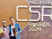 Hengjaya Mineralindo Kembali Menorehkan Prestasi pada Nusantara CSR Awards 2024 Manager External Relations dan CSR PT Hengjaya Mineralindo, Firman Setiawan dan Managing Director Nickel Industries, Justin Werner. (Dok. PT Hengjaya Mineralindo)