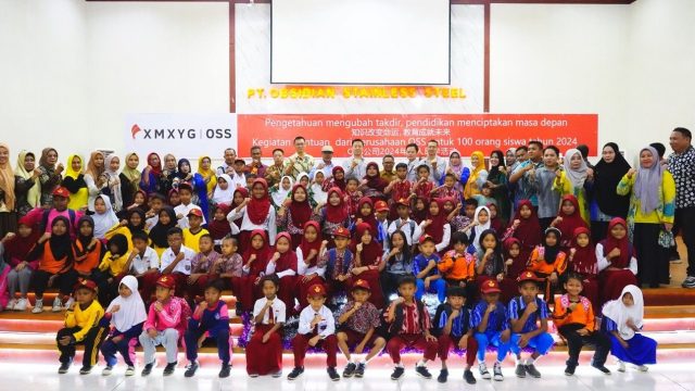 PT Obsidian Stainless Steel (OSS) mengadakan upacara peluncuran kegiatan Bantuan Pendidikan untuk 100 Siswa tahun 2024. (dok. PT OSS) PT Obsidian Stainless Steel (OSS) mengadakan upacara peluncuran kegiatan Bantuan Pendidikan untuk 100 Siswa tahun 2024. (dok. PT OSS)