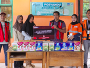 Ceria Serahkan Bantuan PMT Plus dan Fasilitas Gereja untuk Masyarakat Wolo Penyerahan bantuan dalam program Pemberian Makanan Tambahan (PMT) Plus untuk Ibu Hamil, Ibu Menyusui, Balita, dan Lansia. (Dok. Ceria)