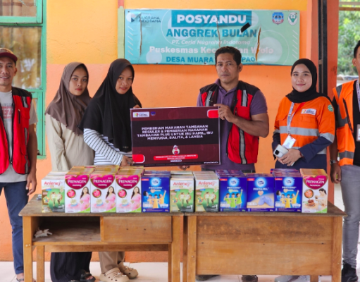 Ceria Serahkan Bantuan PMT Plus dan Fasilitas Gereja untuk Masyarakat Wolo Penyerahan bantuan dalam program Pemberian Makanan Tambahan (PMT) Plus untuk Ibu Hamil, Ibu Menyusui, Balita, dan Lansia. (Dok. Ceria)