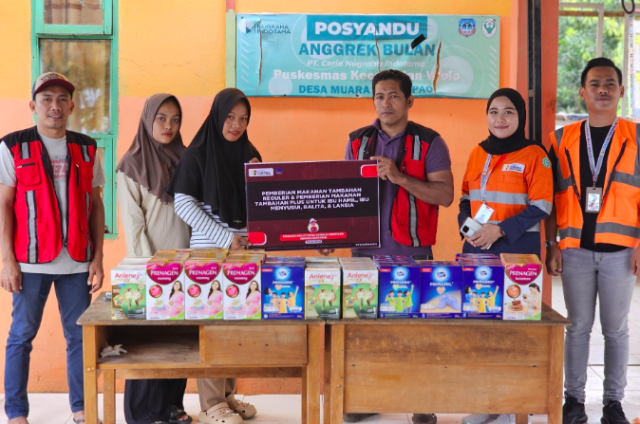 Penyerahan bantuan dalam program Pemberian Makanan Tambahan (PMT) Plus untuk Ibu Hamil, Ibu Menyusui, Balita, dan Lansia. (Dok. Ceria) Penyerahan bantuan dalam program Pemberian Makanan Tambahan (PMT) Plus untuk Ibu Hamil, Ibu Menyusui, Balita, dan Lansia. (Dok. Ceria)