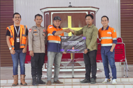 Ceria menyerahkan dukungan berupa bantuan fasilitas ibadah untuk umat Nasrani di Wolo. (Dok. Ceria)