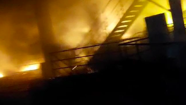 Kobaran api dari luapan bocornya tungku smelter PT Lestari Smelter Indonesia (LSI). (Dok. Anggota Komisi VII, DPR RI, Mulyanto) Kobaran api dari luapan bocornya tungku smelter PT Lestari Smelter Indonesia (LSI). (Dok. Anggota Komisi VII, DPR RI, Mulyanto)