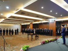 Mendag Zulkifli Hasan Lantik Delapan Pejabat Eselon I Kemendag Menteri Perdagangan Zulkifli Hasan melantik tujuh Pimpinan Tinggi Madya Kementerian Perdagangan dan satu Inspektur Jenderal Kepolisian RI sebagai Pejabat Struktural Eselon I Kemendag. (Dok. Kemendag)