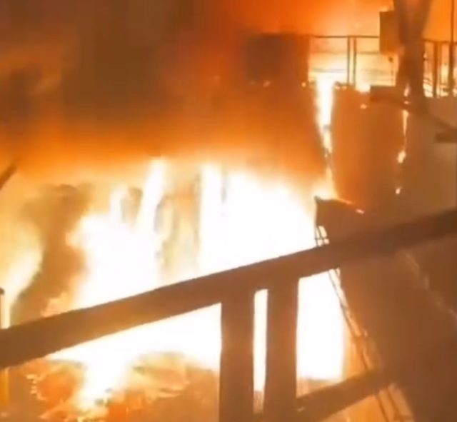 Lelehan api panas yang meluap dari bocornya tungku smelter PT Lestari Smelter Indonesia (LSI). (Foto: tangkapan layar video warga) Lelehan api panas yang meluap dari bocornya tungku smelter PT Lestari Smelter Indonesia (LSI). (Foto: tangkapan layar video warga)