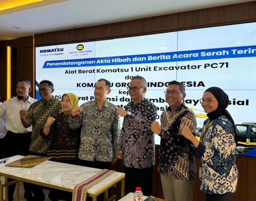 Laksanakan Program Penanggulangan Bencana, KI dan UT Serahkan Excavator ke Kemensos