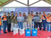 Dukung Ketahanan Pangan, Ceria Serahkan Pupuk dan Alat Pertanian kepada Poktan Kecamatan Wolo PT Ceria Nugraha Indotama (Ceria) bersama PT Petrokimia Gresik menyerahkan pupuk NPK Phonska Plus non-subsidi kepada Kelompok Tani (Poktan) Genjer dan Poktan Anaiwoi, di Kecamatan Wolo, Kabupaten Kolaka, Sulawesi Tenggara. (Dok. Ceria)