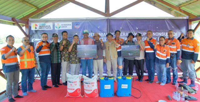 PT Ceria Nugraha Indotama (Ceria) bersama PT Petrokimia Gresik menyerahkan pupuk NPK Phonska Plus non-subsidi kepada Kelompok Tani (Poktan) Genjer dan Poktan Anaiwoi, di Kecamatan Wolo, Kabupaten Kolaka, Sulawesi Tenggara. (Dok. Ceria) PT Ceria Nugraha Indotama (Ceria) bersama PT Petrokimia Gresik menyerahkan pupuk NPK Phonska Plus non-subsidi kepada Kelompok Tani (Poktan) Genjer dan Poktan Anaiwoi, di Kecamatan Wolo, Kabupaten Kolaka, Sulawesi Tenggara. (Dok. Ceria)