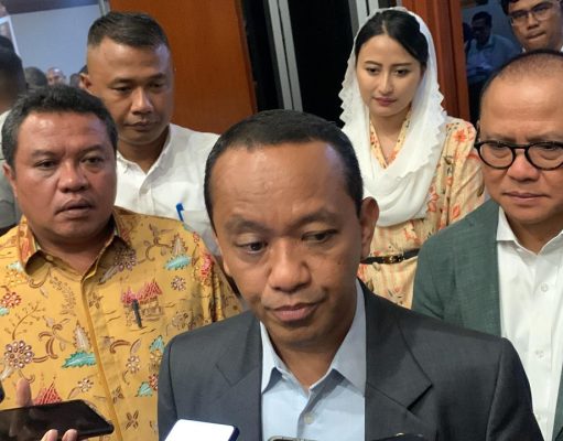 Ditantang Benahi Tambang Ilegal dalam 2 Bulan, Ini Jawaban Menteri ESDM Menteri ESDM, Bahlil Lahadalia usai rapat bersama Komisi VII di gedung DPR RI. (Foto: Lili Handayani/nikel.co.id)
