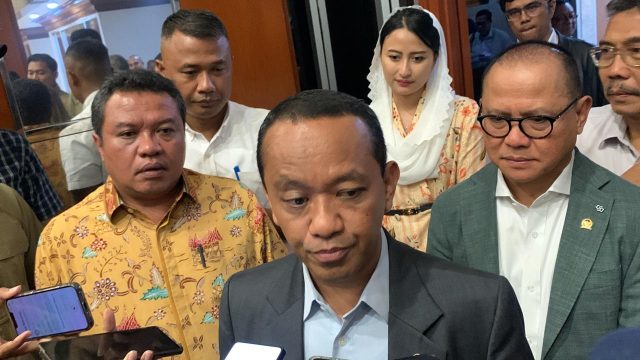 Menteri ESDM, Bahlil Lahadalia usai rapat bersama Komisi VII di gedung DPR RI. (Foto: Lili Handayani/nikel.co.id) Menteri ESDM, Bahlil Lahadalia usai rapat bersama Komisi VII di gedung DPR RI. (Foto: Lili Handayani/nikel.co.id)