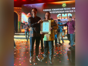 Newcomer Ceria Raih Penghargaan GMP Award 2024 Direktur Jenderal Mineral dan Batu Bara Kementerian ESDM, Tri Winarno menyerahkan penghargaan pratama kepada Direktur Operasional Ceria, Yusram Rantesalu.