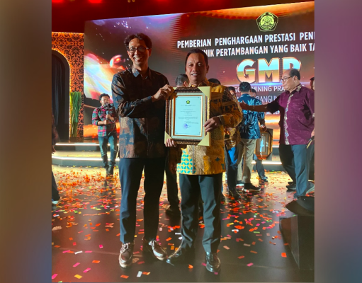 Newcomer Ceria Raih Penghargaan GMP Award 2024 Direktur Jenderal Mineral dan Batu Bara Kementerian ESDM, Tri Winarno menyerahkan penghargaan pratama kepada Direktur Operasional Ceria, Yusram Rantesalu.