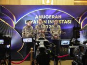 Menteri Rosan Anugerahkan Penghargaan Layanan Investasi 2024 kepada Instansi Terbaik