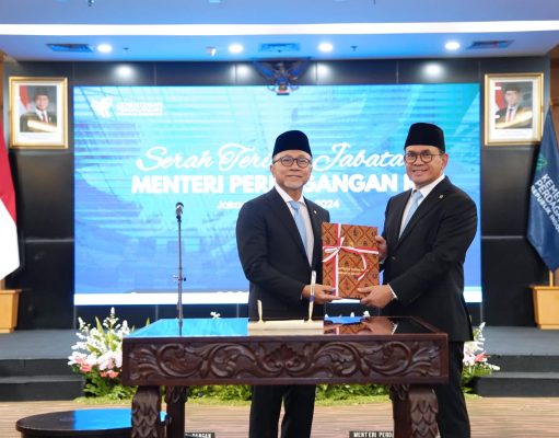 Serah Terima Jabatan Menteri Perdagangan, Zulkifli Hasan kepada Budi Santoso Serah terima jabatan Menteri Perdagangan (Mendag) dari Zulkifli Hasan kepada Budi Santoso.