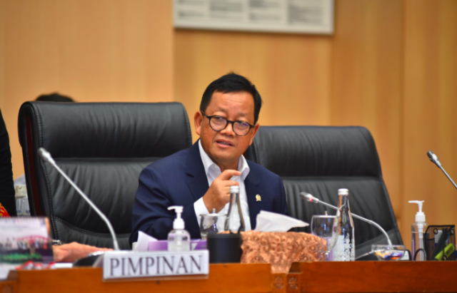 Wakil Ketua Komisi XII DPR RI Sugeng Suparwoto pertemuan dengan Badan Keahlian (BK) DPR RI guna mempersiapkan pendalaman isu-isu strategis terkait ESDM, lingkungan hidup, dan investasi. (Dok. DPR RI) Wakil Ketua Komisi XII DPR RI Sugeng Suparwoto pertemuan dengan Badan Keahlian (BK) DPR RI guna mempersiapkan pendalaman isu-isu strategis terkait ESDM, lingkungan hidup, dan investasi. (Dok. DPR RI)
