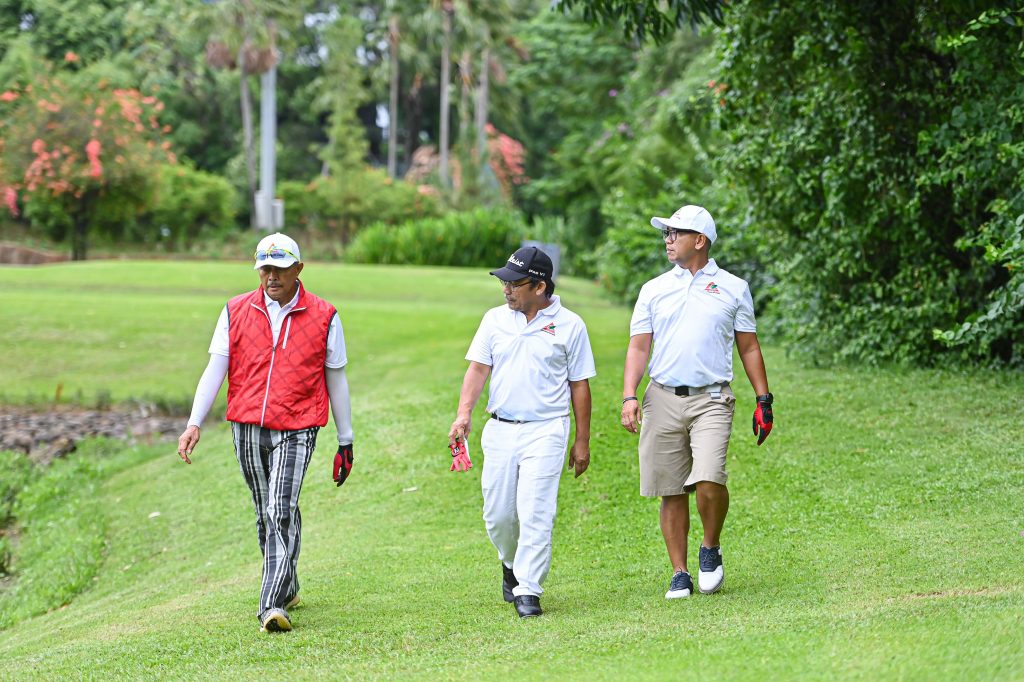 Ketua Umum APNI, Komjen Pol (Pur) Drs. Nanan Soekarna bersama rekan rekan saat mengikuti tunament golf. (dok. APNI)