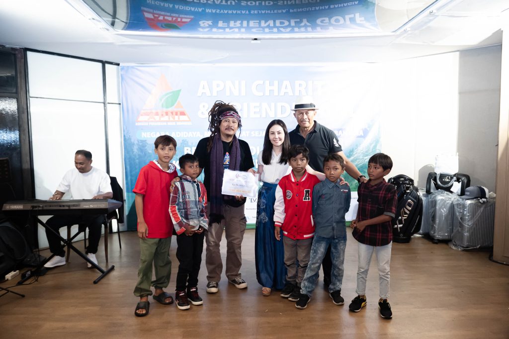 Ketua Umum APNI, Komjen Pol (Pur) Drs. Nanan Soekarna bersama Bidang Notariat dan Hukum APNI, Ida Sumarsih dan perwakilan anak anak nelayan yang menerima santunan. (dok. APNI)