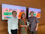 Leader Forum Maybank, APNI Ungkap Kondisi Nikel Saat Ini Sekum APNI, Meidy Katrin Lengkey bersama President Director CEO Maybank Sekuritas Indonesia, Wilianto Le dan Gary usai leader forum Maybank.