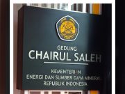 Bahlil: Proyek Hilirisasi Segera Dimulai, 21 Proyek Siap Dijalankan Logo Kementerian ESDM, samping pintu masuk utama,Jakarta, Kamis (27/3/2025)