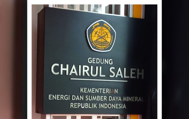 Logo Kementerian ESDM, samping pintu masuk utama,Jakarta, Kamis (27/3/2025)