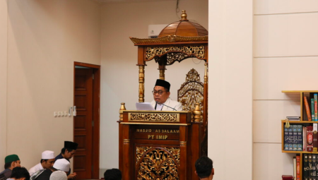 Salat ied di Masjid As-Salaam diisi oleh kotbah dari ustaz H. Mahadin selaku khatib. (Dok. PT IMIP)