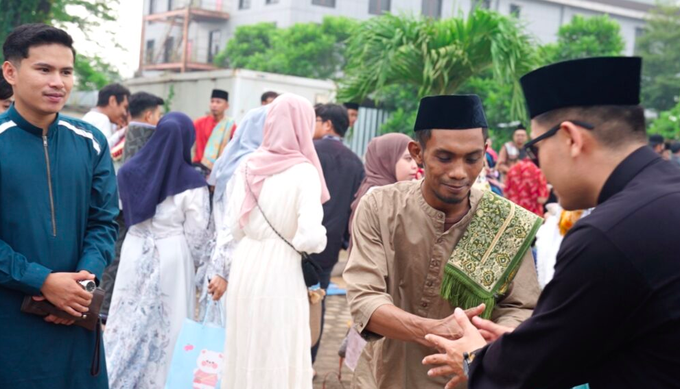 Sebagian jemaah bersalam-salaman seusai salat ied pada Senin pagi (31/03/2025) di Masjid As-Salaam di kawasan IMIP, Kecamatan Bahodopi, Morowali, Sulawesi Tengah. (Dok. PT IMIP)